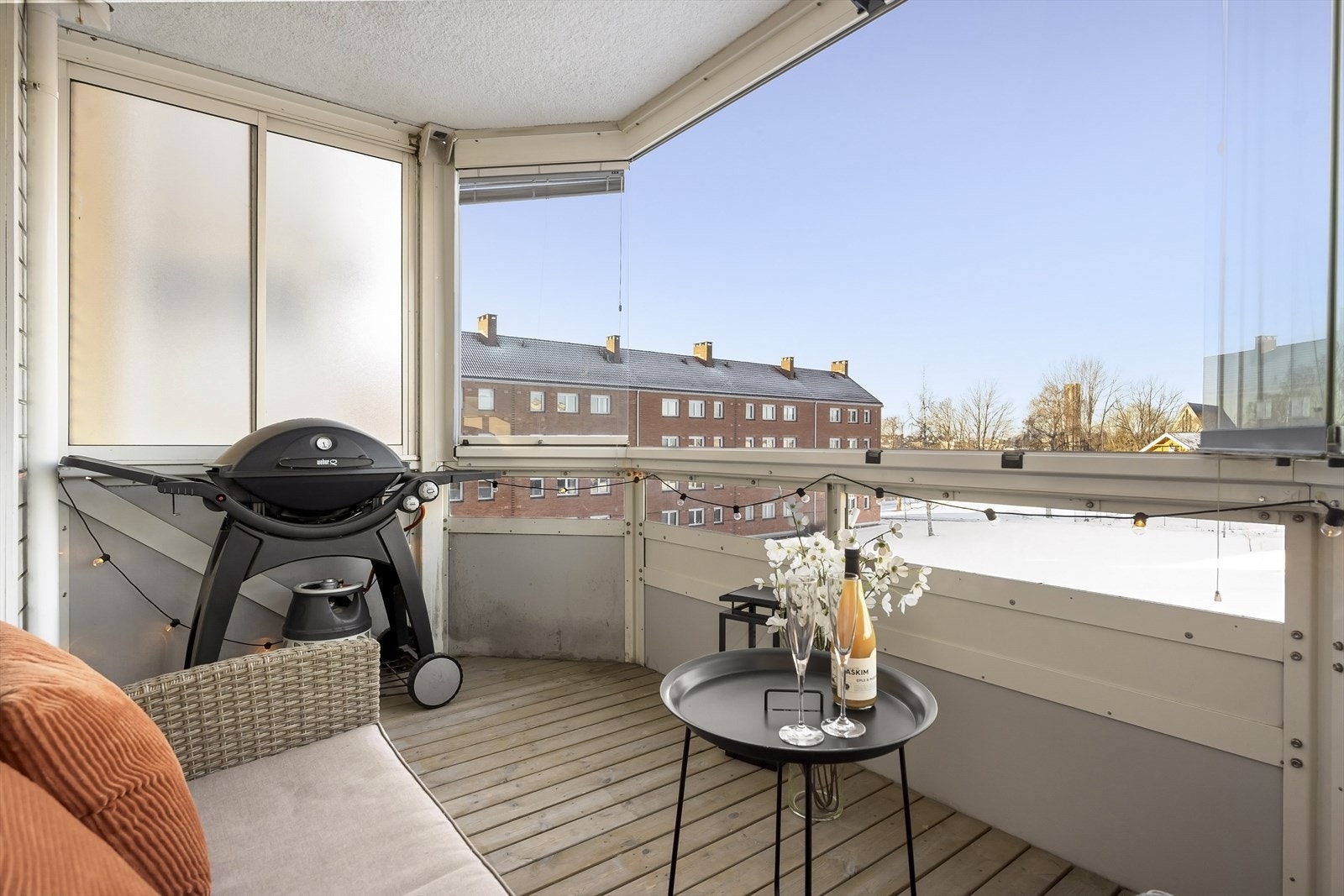 Her er det god plass til en sittegruppe for å nyte utsikten. Galleribilde