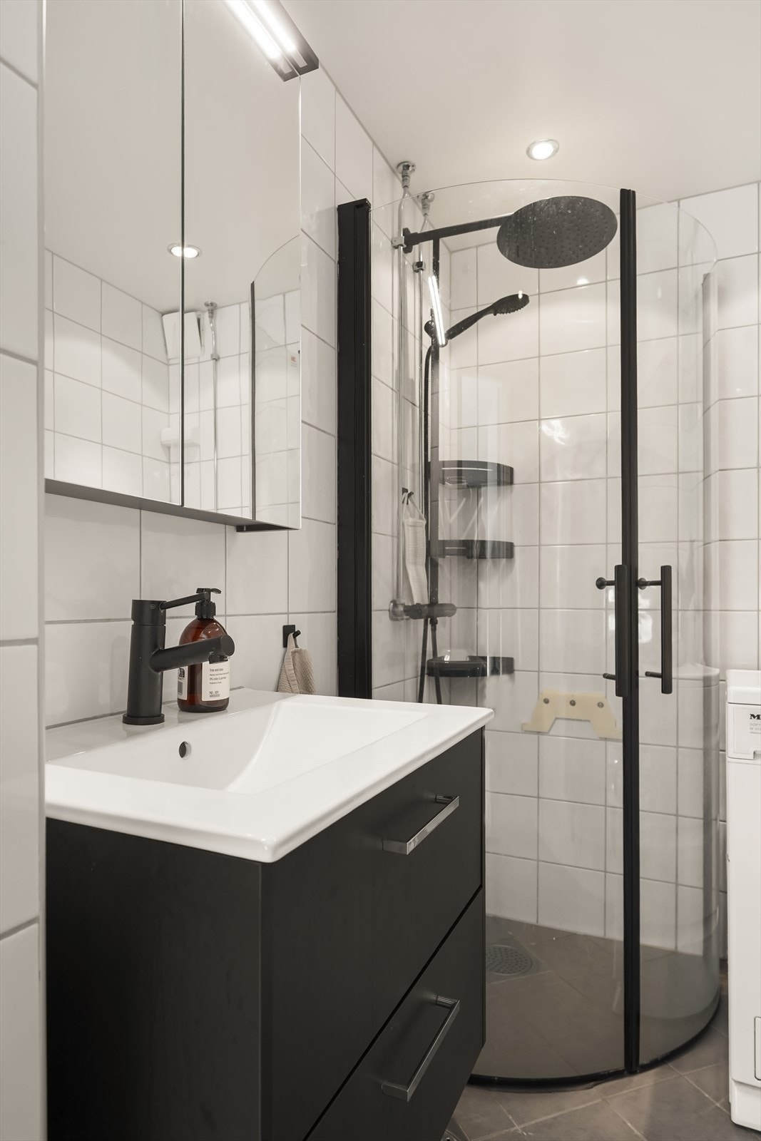 Rommet er utstyrt med dusjdører i glass, servantinnredning og har elektrisk gulvvarme. Galleribilde