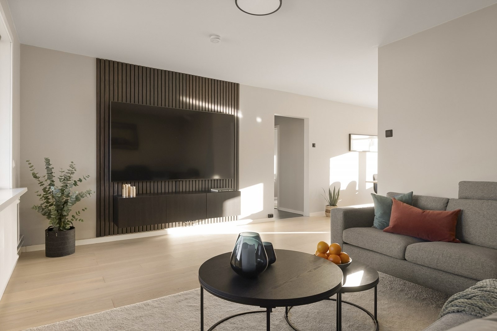 Leiligheten har en åpen planløsning mellom stue og kjøkken, som skaper en sosial og luftig atmosfære. Galleribilde