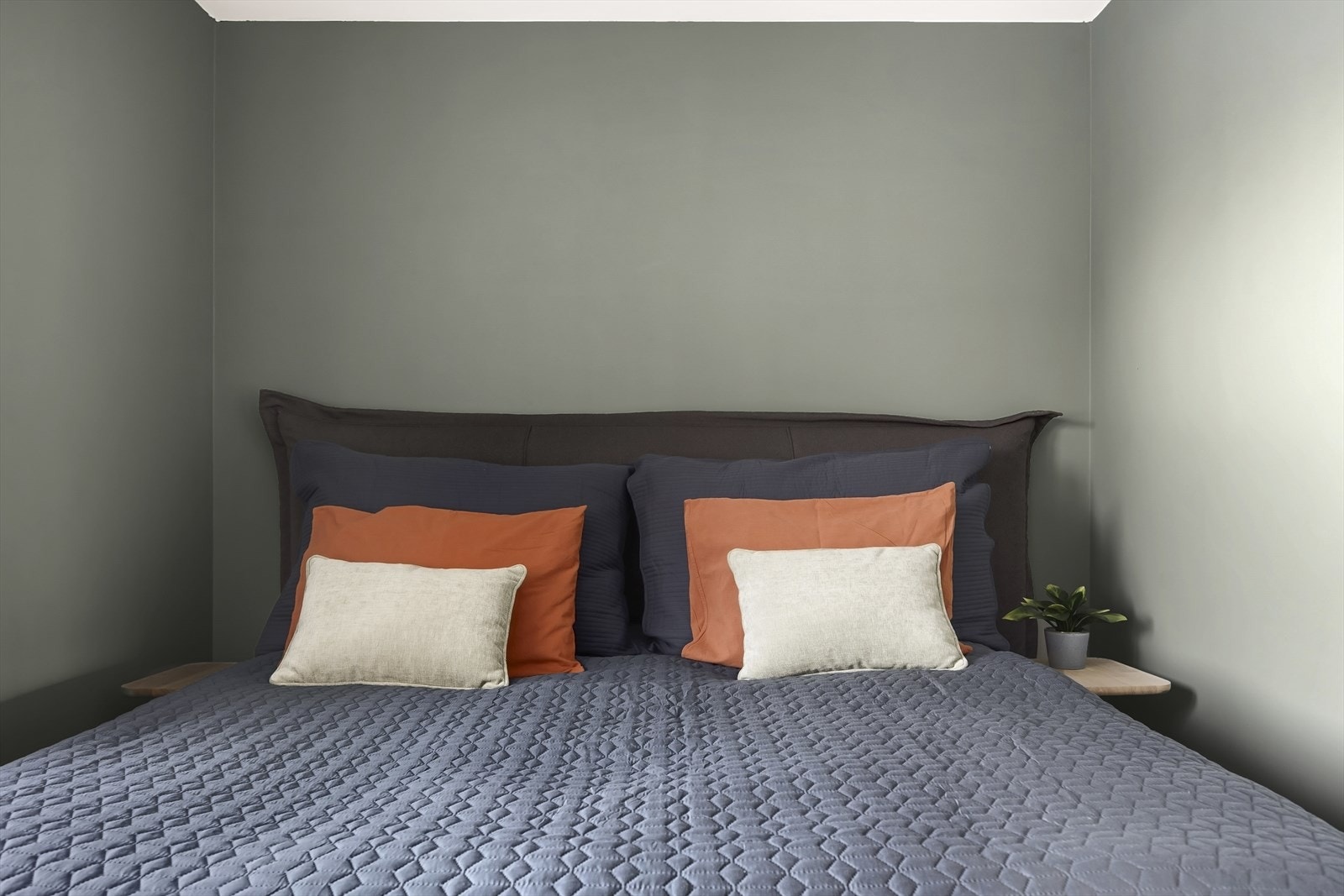 Store vindusflater gir godt med naturlig lys inn i soverommet. Galleribilde