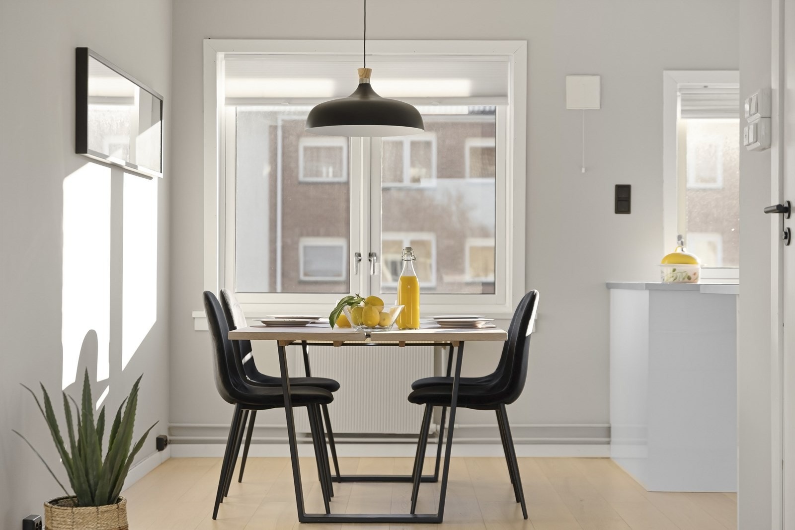 Spisestuen er en naturlig del av den åpne løsningen med plass til hyggelige måltider. Galleribilde