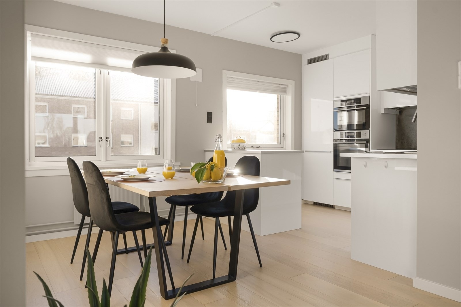 Kjøkkenet ble oppgradert i 2016 og har en moderne innredning med glatte fronter. Galleribilde