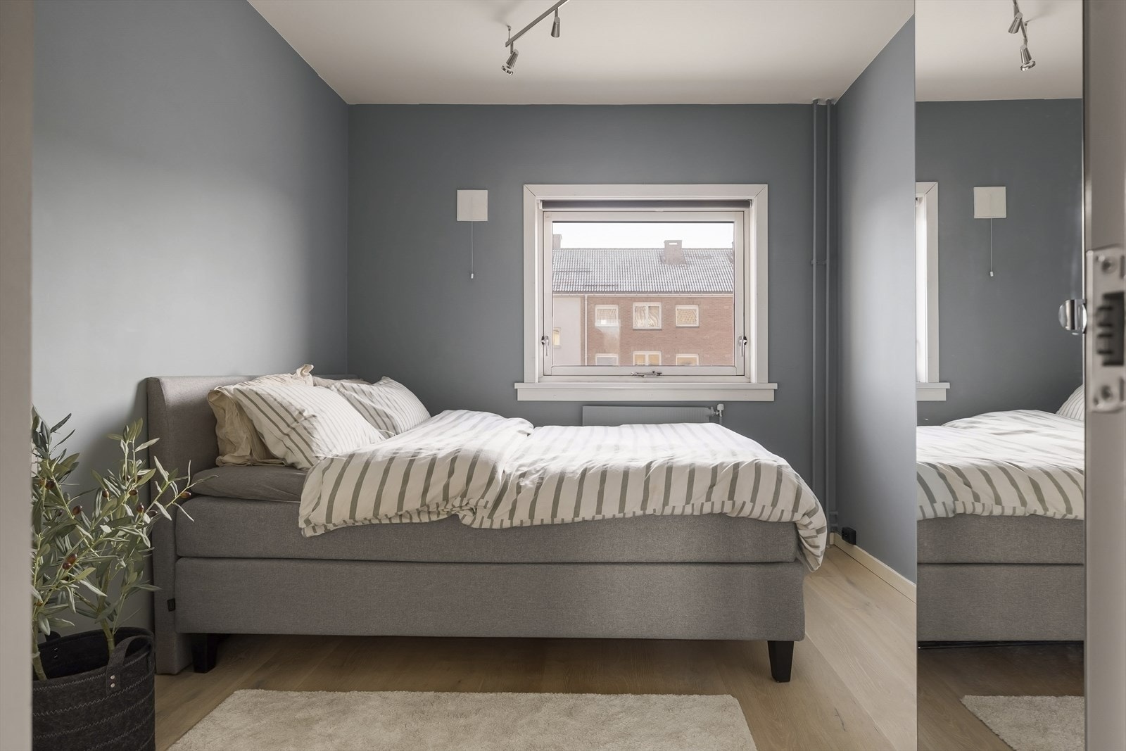 Soverom 2 har parkett på gulvet og malte vegger. Galleribilde