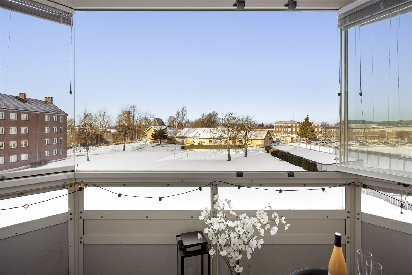 Fra balkongen har man en åpen utsikt over nærområdet. Galleribilde