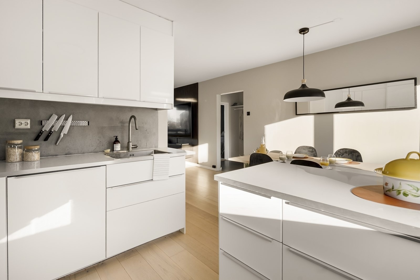 Kjøkkenet har laminat benkeplate og en praktisk, nedfelt kum med ettgreps blandebatteri. Galleribilde