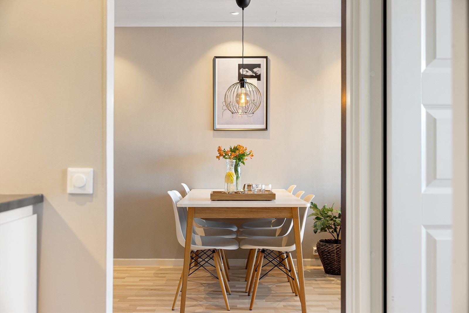 Nåværende eier snakker varmt om borettslaget og beskriver nabolaget som rolig og hyggelig, med en kombinasjon av unge voksne, etablerte og eldre. Et trivelig og veldrevet borettslag med lite støy fra omgivelsene rundt. Galleribilde