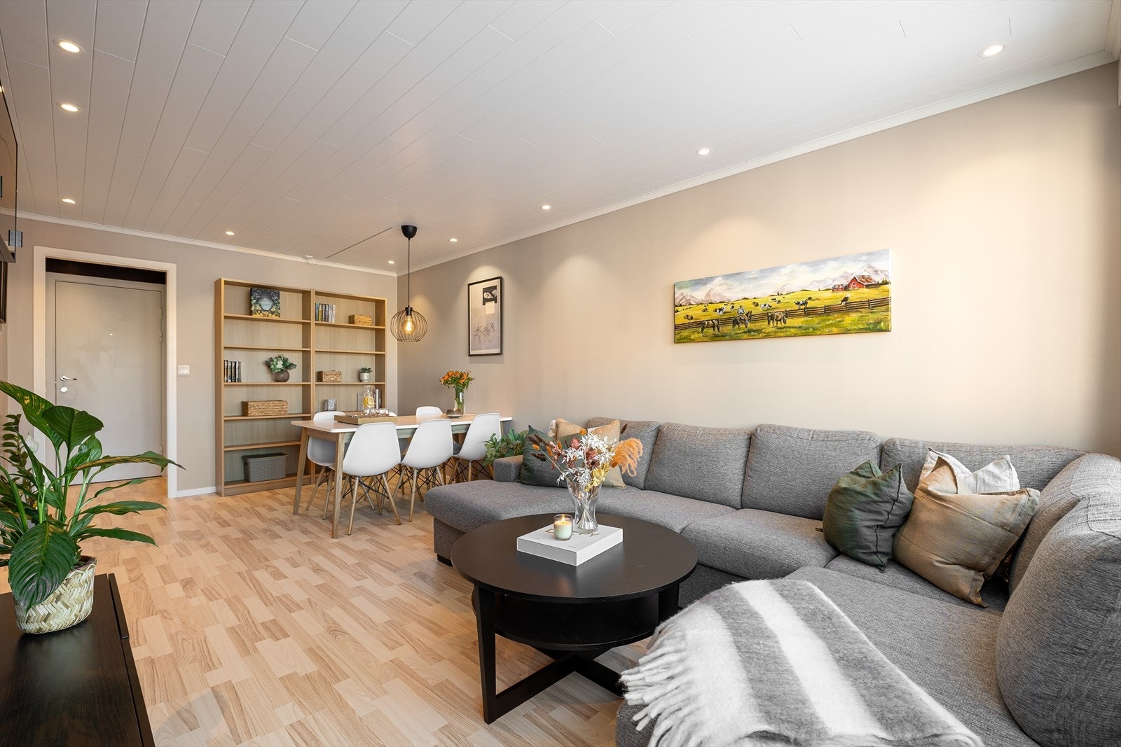 Velkommen til Teglverkstunet 3C! Heimdal Eiendomsmegling v/Alexandra Muravskaya har gleden av å presentere en godt oppusset 2-roms beliggende i 2. etasje i et attraktivt og tilbaketrukket boligområde på Moholt. Galleribilde