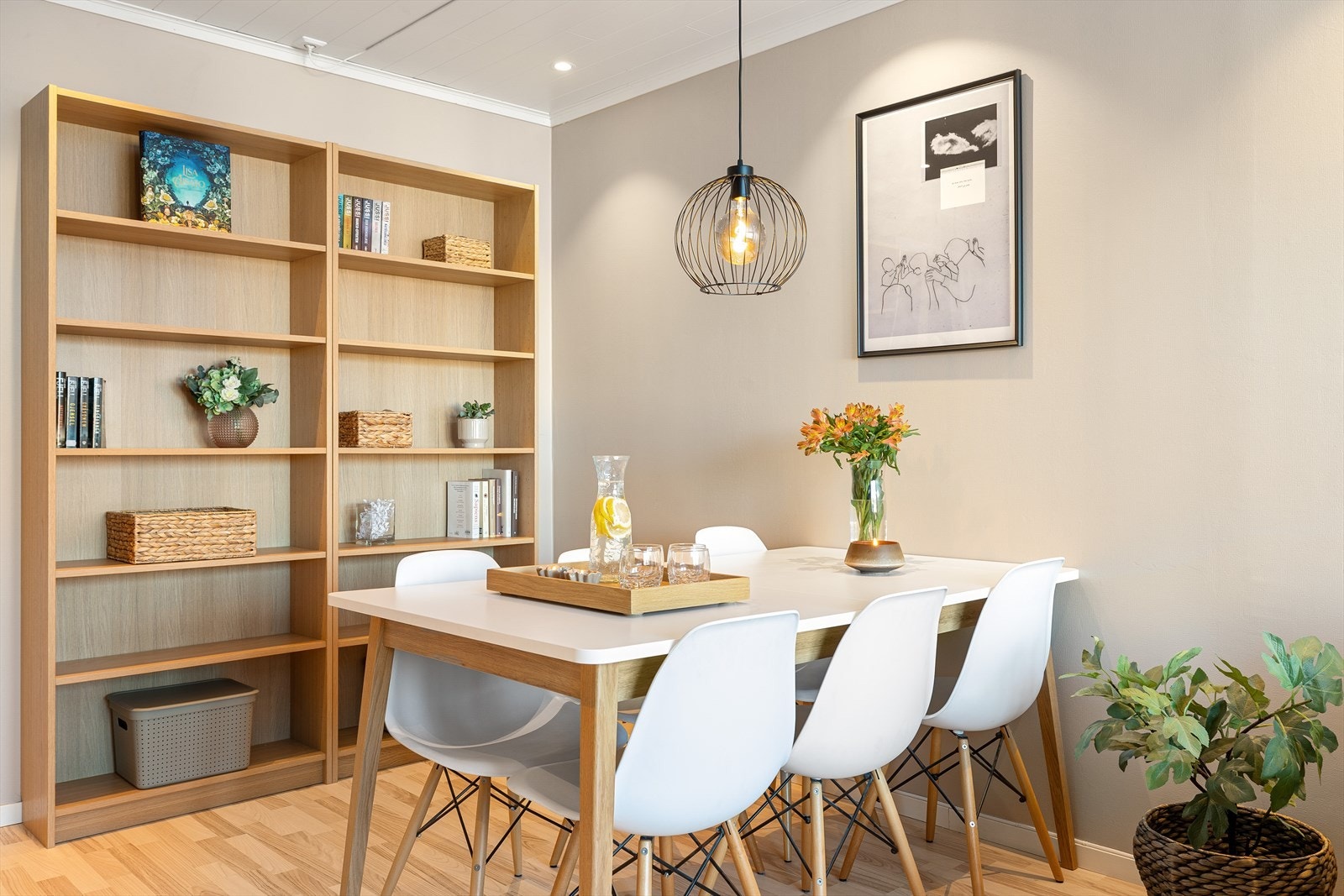 Hjemmet har fortutsigbare bokostnader med varmtvann, fjernvarme, internett, kabel-TV, kommunale avgifter m.m. inkludert i de månedlige felleskostnadene. Galleribilde