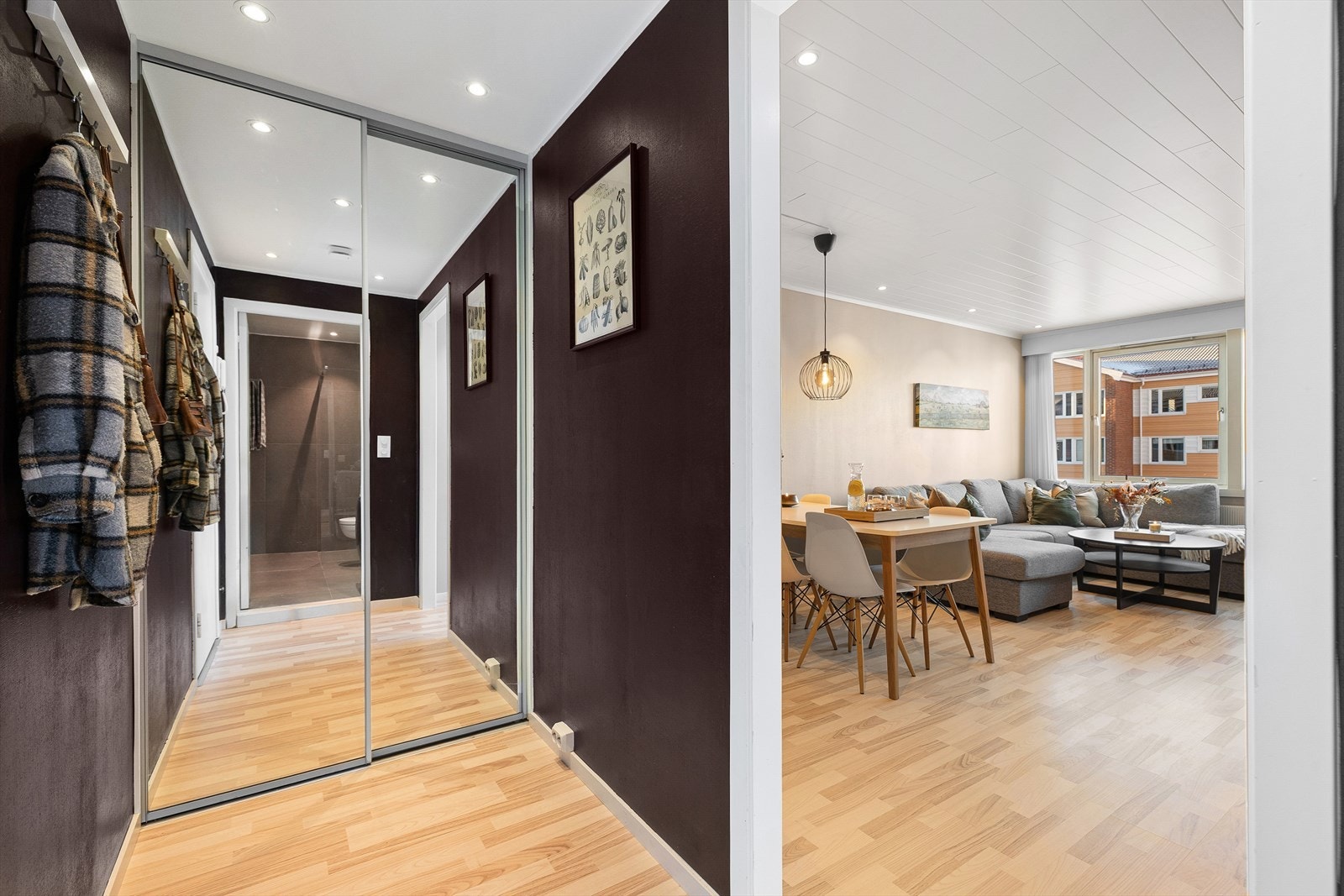 En lys og koselig entré er det første som møter deg, og gir et godt førsteinntrykk. Inngangspartiet har god plass til en plassbygd skyvedørsgarderobe for oppbevaring av yttertøy og sko. Nåværende eier har også en fryser stående i garderoben. Galleribilde