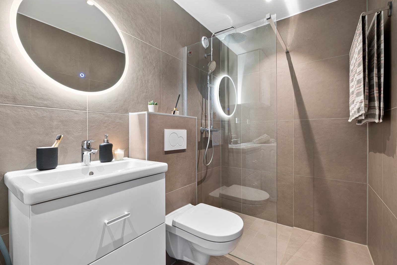 Rommet for velvære er utstyrt med dusjhjørne, toalett, servant i skap og, opplegg for oppvaskmaskin. Galleribilde