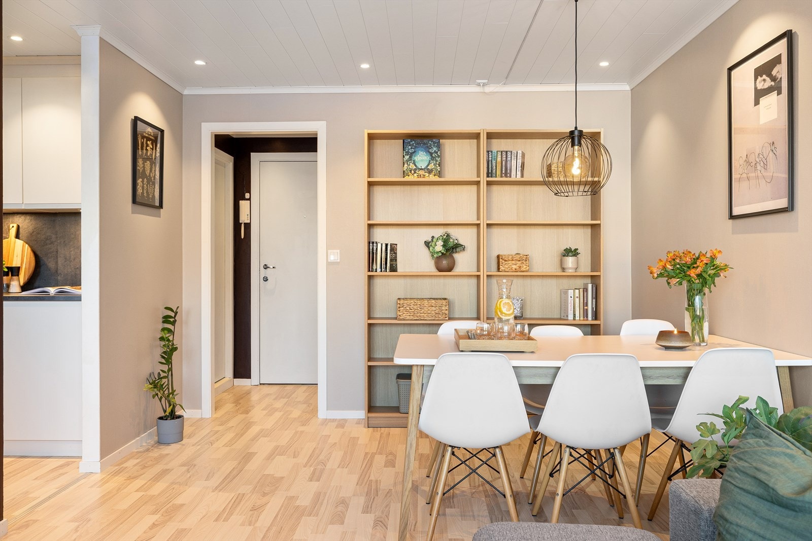 Spisestuen har sin naturlige plass i rommet, og fungerer som et bindeledd mellom stue og kjøkken. Her kan man fint innrede med et langbord eller bord med klaff/ileggsplater slik at det kan gjøres større ved behov. Galleribilde