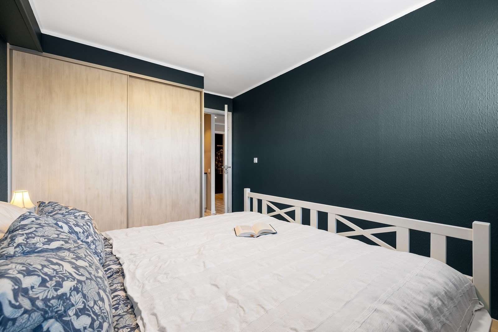 En stor og plassbygd skyvedørsgarderobe har blitt etablert tidligere, og står for praktiske oppbevaringsløsninger til både klær og sko. Rommet lar seg enkelt innrede med dobbeltseng, nattbord og annet interiør. Galleribilde