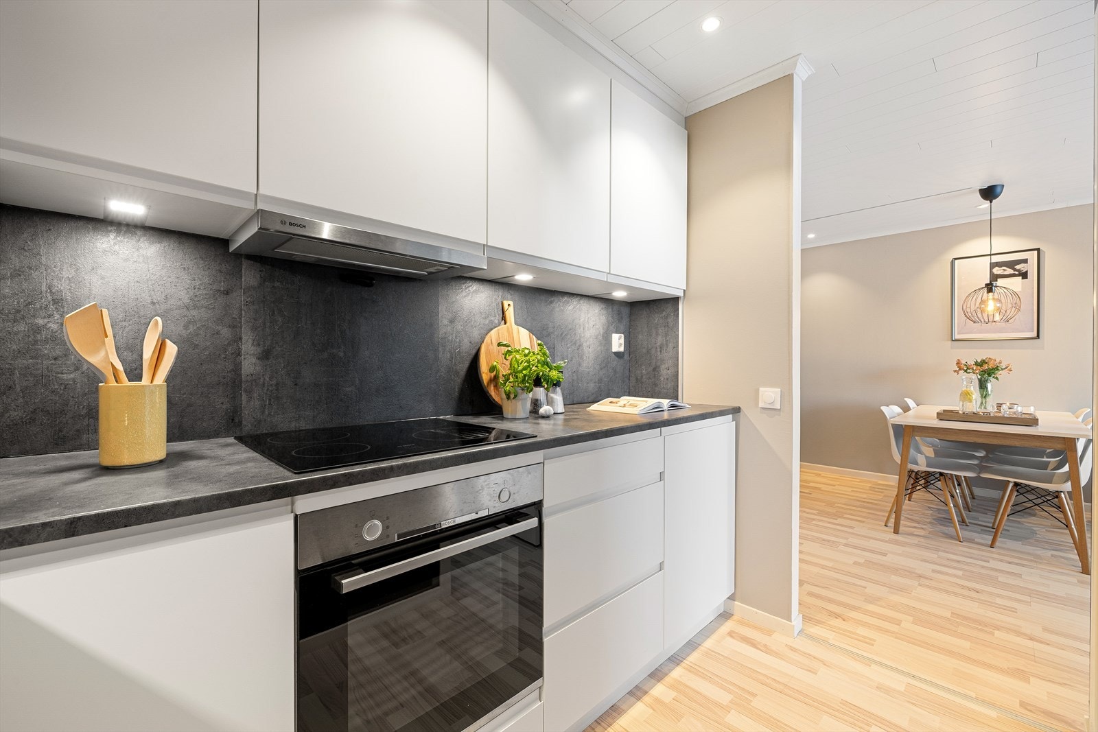 Nåværende eier har satt stor pris på den gunstige rominndelingen i hjemmet hvor kjøkkenet ligger adskilt til fra stuerommet. Kjøkkenet ble oppgradert i 2020 og har hvite, slette fronter fra Kvik og delvis integrerte hvitevarer. Galleribilde