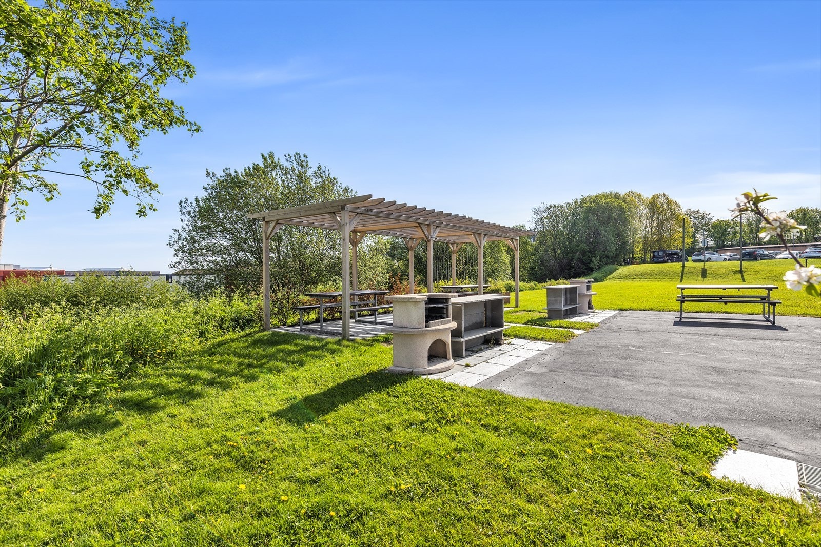 I regi av borettslaget er det etablert et koselig og sosialt område ved boligblokkene med benker, bord og grill som kan benyttes av alle beboere. Galleribilde