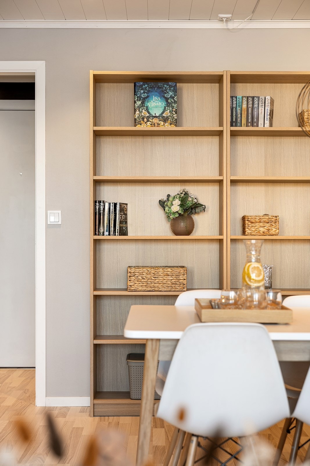 Bokhyllen ved spisebordet følger handelen til ny eier. Galleribilde