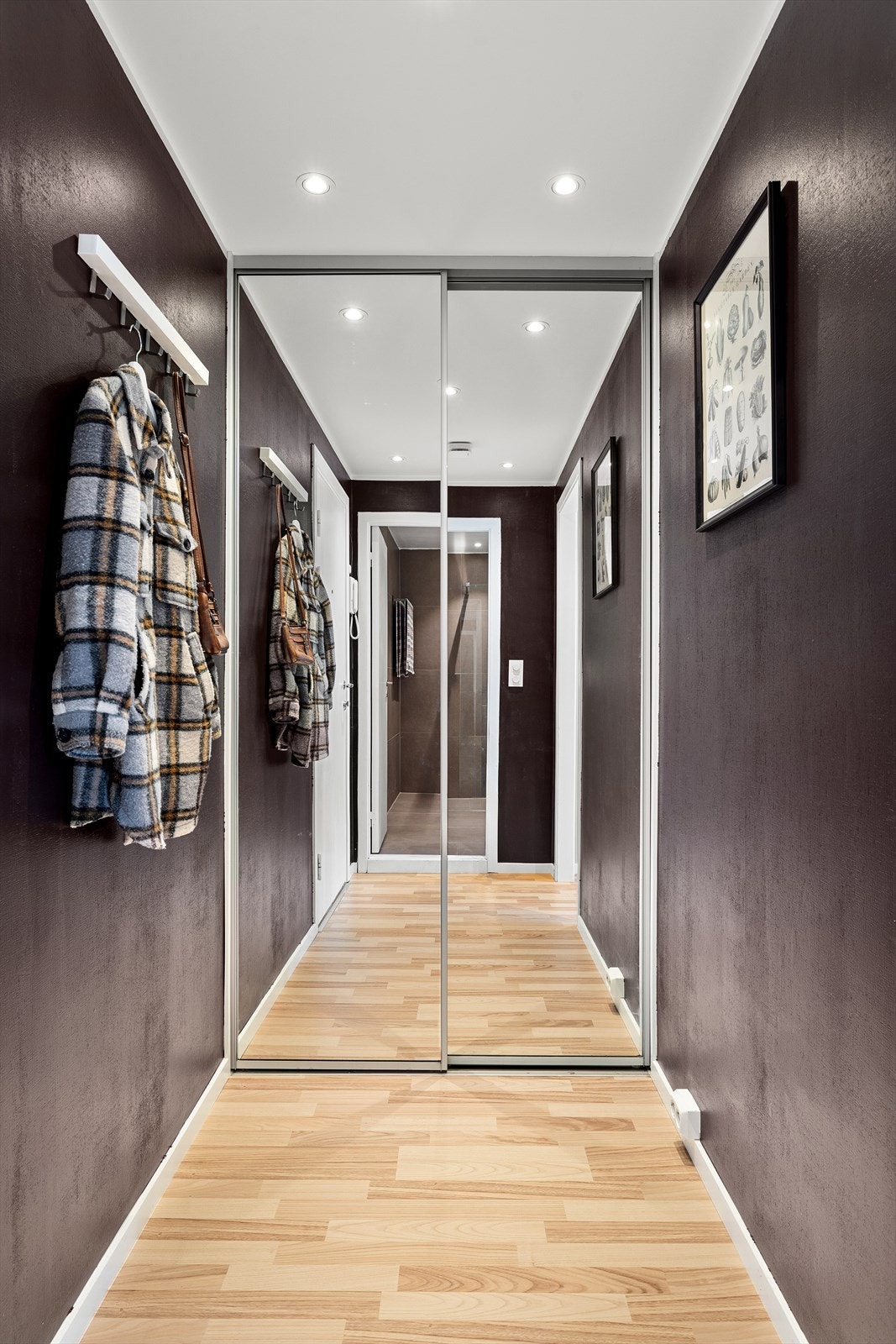 Leiligheten disponerer 2 boder i kjeller for ytterligere lagring. En av bodene har stikkontakt og god lagringsplass til blant annet ski, sykkel, og annet utstyr. Videre er det en fellesbod i kjeller som kan benyttes av alle beboere. Galleribilde