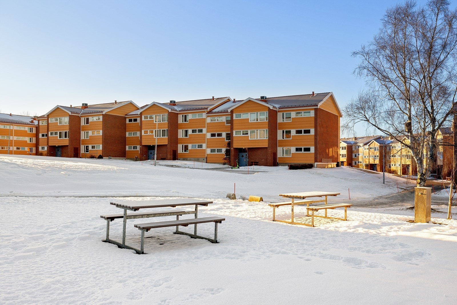 Området oppleves som stille og rolig, med nærhet til sentrum, gode bussforbindelser og fine felles uteområder. Dette er noe selgerne har satt stor pris på Galleribilde