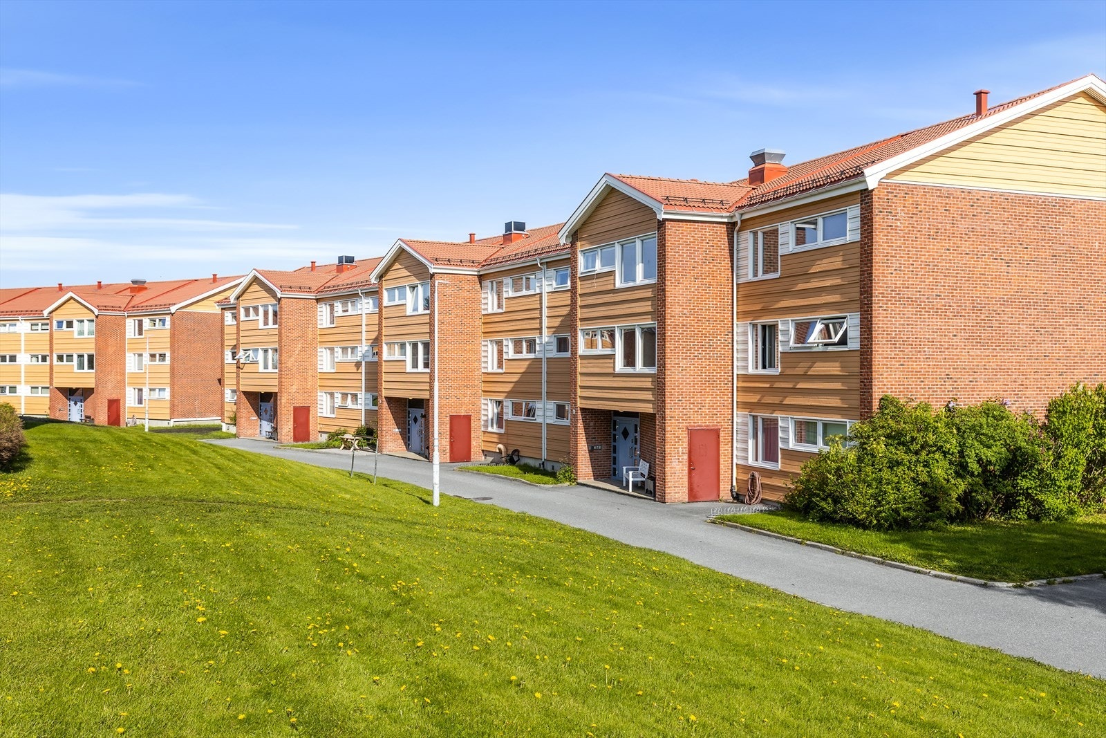 Her vil du bo i et trygt boligområde med kort avstand til flere 3T treningssenter, TrenHer treningssenter, NTNU Dragvoll, kollektiv transport, dagligvarebutikker, bensinstasjon, apotek og Estenstadmarka med flotte turmuligheter. Galleribilde