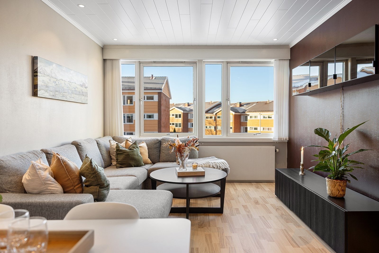 Her har man en sosial stue på hele 19 m² som utgjør boligens samlingspunkt, med god plass til sofaseksjon, spisebordsløsning, TV-vegg og annet interiør. Stuens takoverflater ble nylig oppgradert. Her er det også etablert downlights. Galleribilde