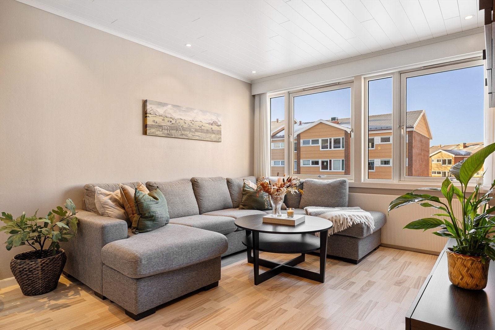 Hjemmet har hatt en rekke oppgraderinger de siste årene som blant annet oppusset baderom i 2025, oppgradert kjøkken i 2020, oppgradert elektrisk anlegg, nyere gulv, oppmalte veggflater, og ny lyssetting på stue. Galleribilde