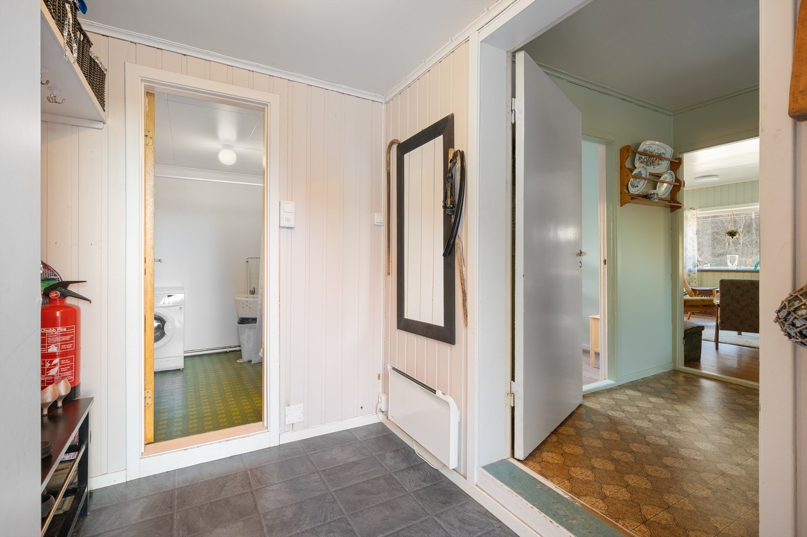 Velkommen inn - Lys og romslig entré med god plass til oppbevaring av yttertøy. Galleribilde