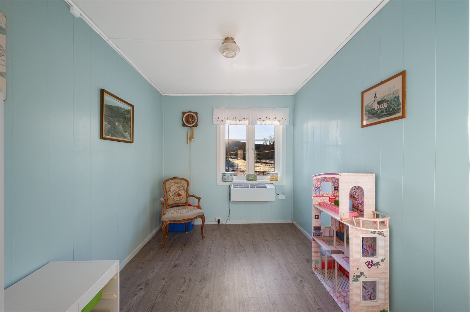 Soverommet i hovedetasjen er på 7,8 m² og utstyrt med varmepumpe fra 2023. Galleribilde