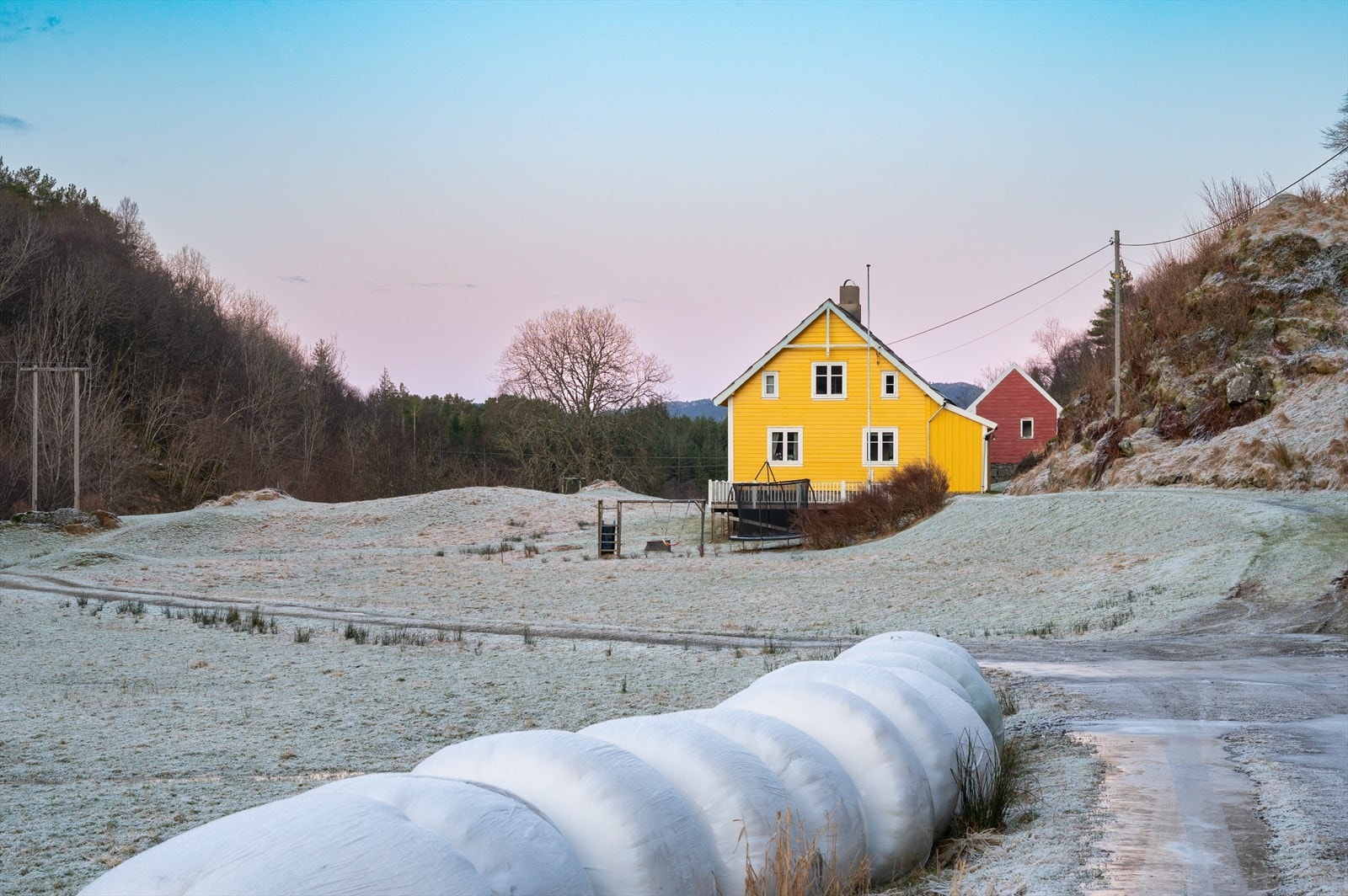 Småbruk med landlig beliggenhet i Uggdal med kort vei til sjø, fjell og natur. Galleribilde