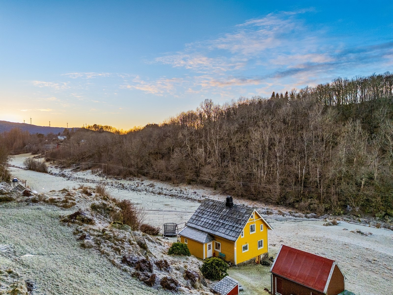 Beliggenheten byr på flotte muligehter for et aktivt friluftsliv, med badeplasser, turløyper og attraktive jakt- og fiskemuligheter i nærområdet. Galleribilde