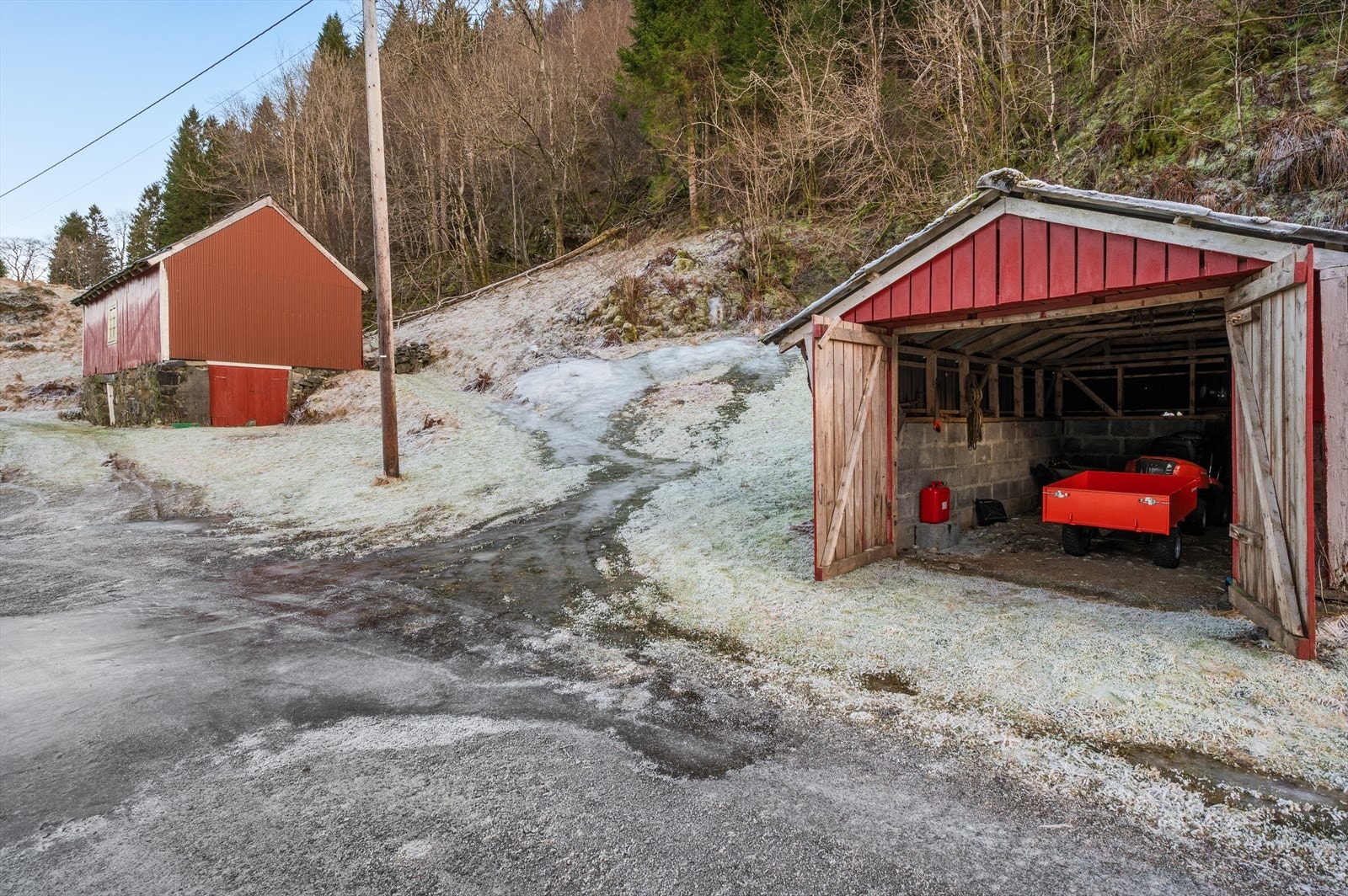 Det er god plass til parkering av flere biler på eiendommen. Galleribilde