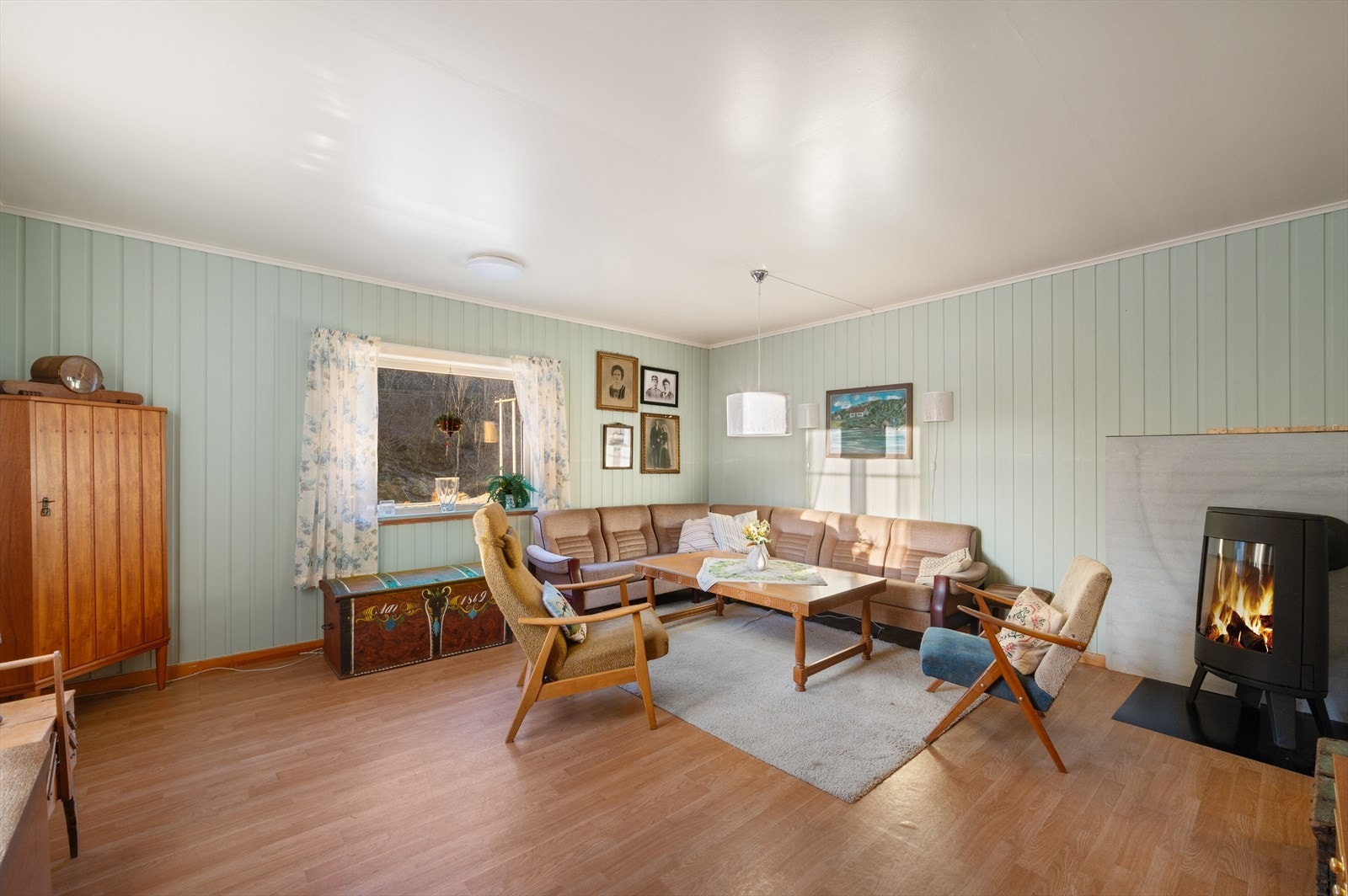 Begge stuene er innredet med peis, som gir en lun og koselig atmosfære - Perfekt for kjølige høst- og vinterkvelder. Galleribilde