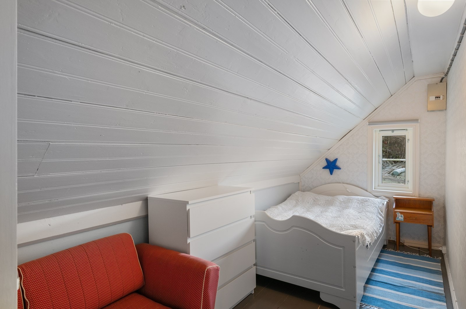 Kammers 3 - De tre rommene i loftsetasjen som blir kalt kammers, er i dag innredet som soverom, men tilfredsstiller ikke krav til rom for varig opphold. Galleribilde