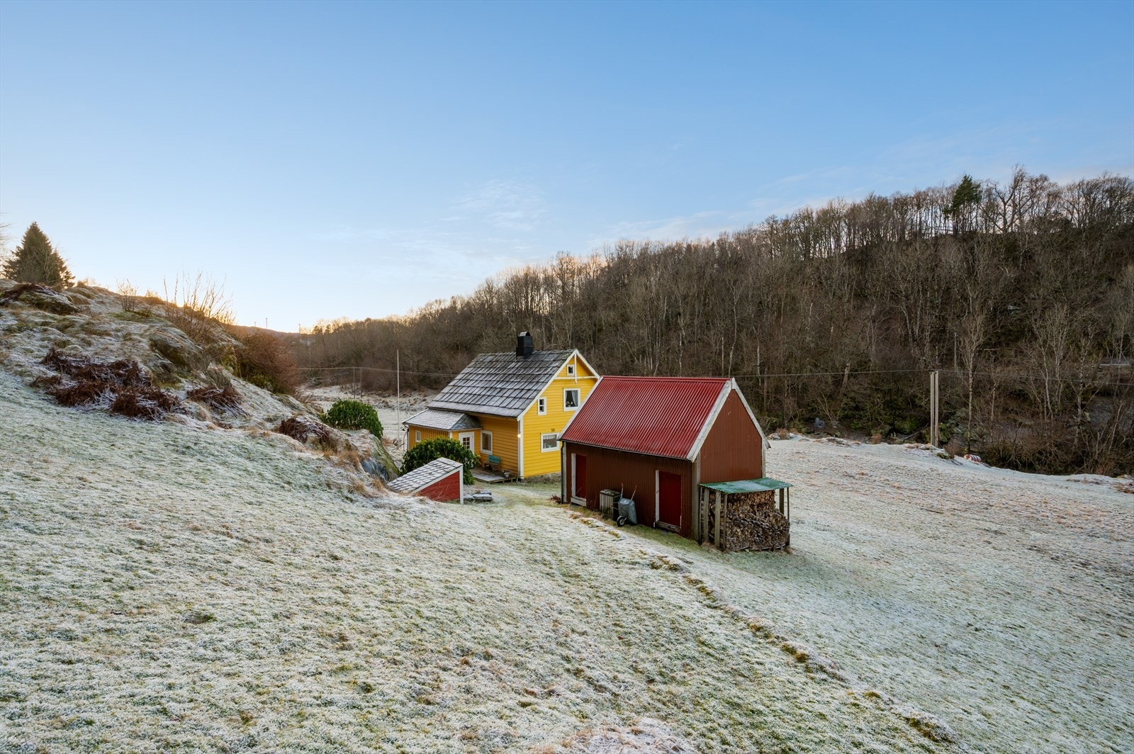 Eiendommen har flere tilleggsbygg, herunder løe, garasje og to uthus/smie. Galleribilde