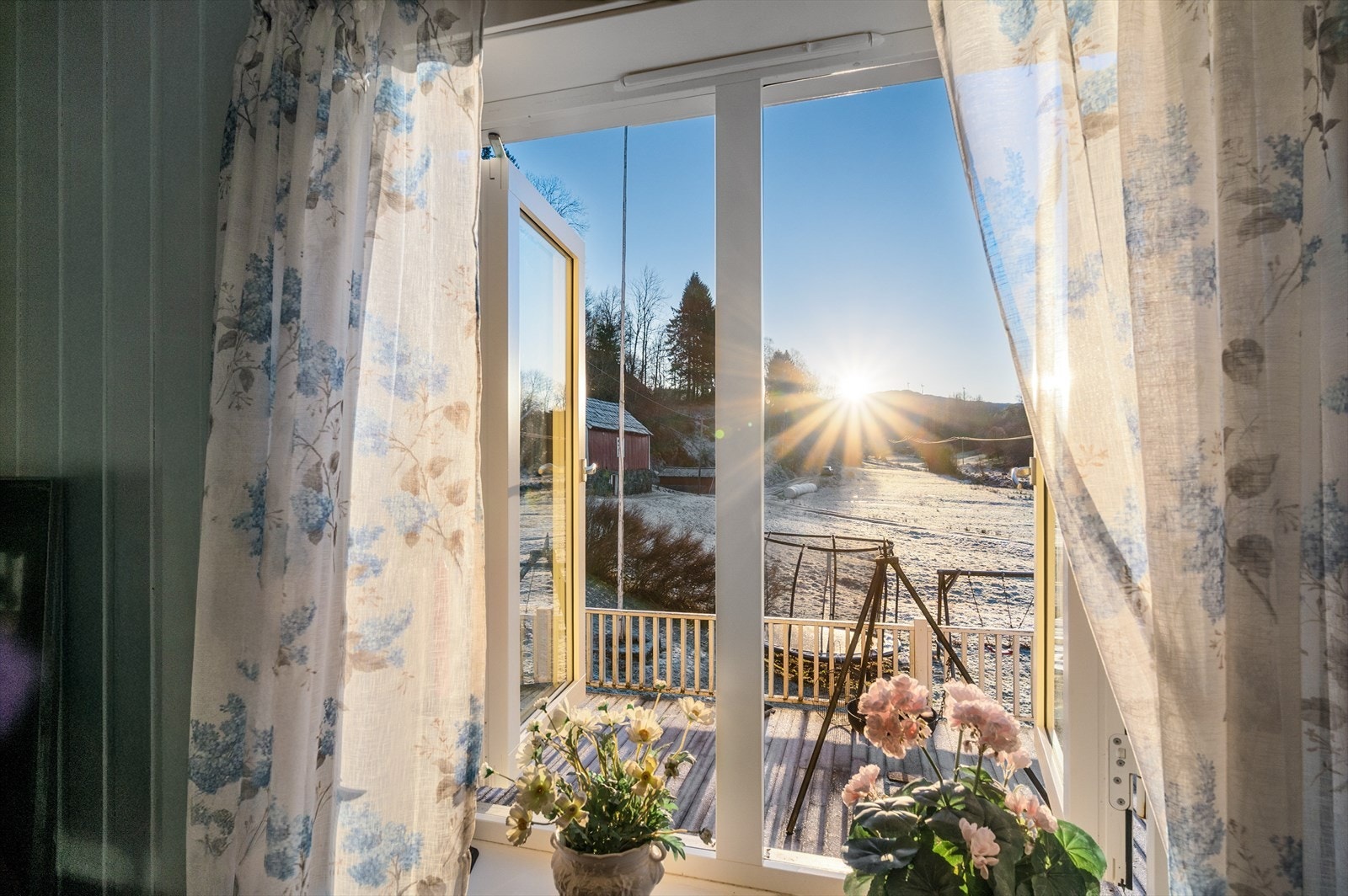 Her kan man beundre de landlige omgivelsene fra sofrakroken. Galleribilde