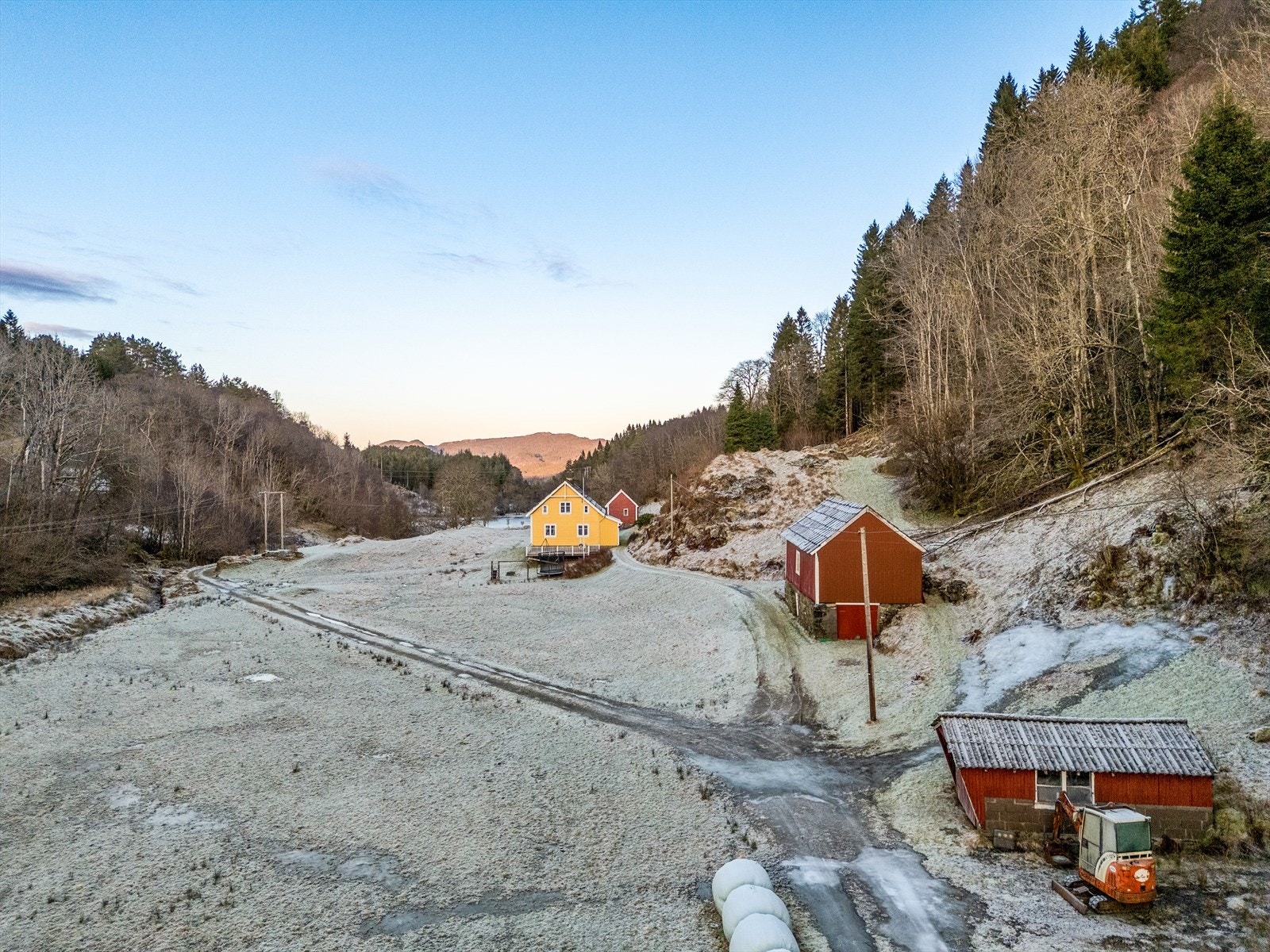 Tilleggsbyggene gir rikelig med lagringsplass og gode muligheter for hobby, dyrehold eller annen gårdsrelatert bruk. Galleribilde