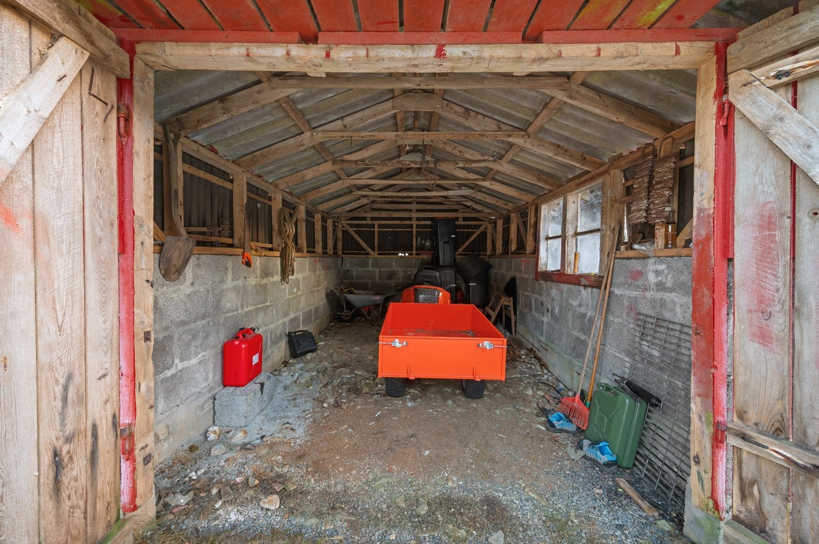 Det er plass til parkering av én bil i garasjen. Galleribilde