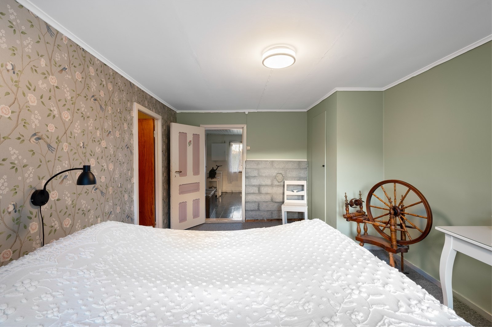 Her har man rikelig med plass til dobbeltseng, garderobeskap og annen innredning. Galleribilde