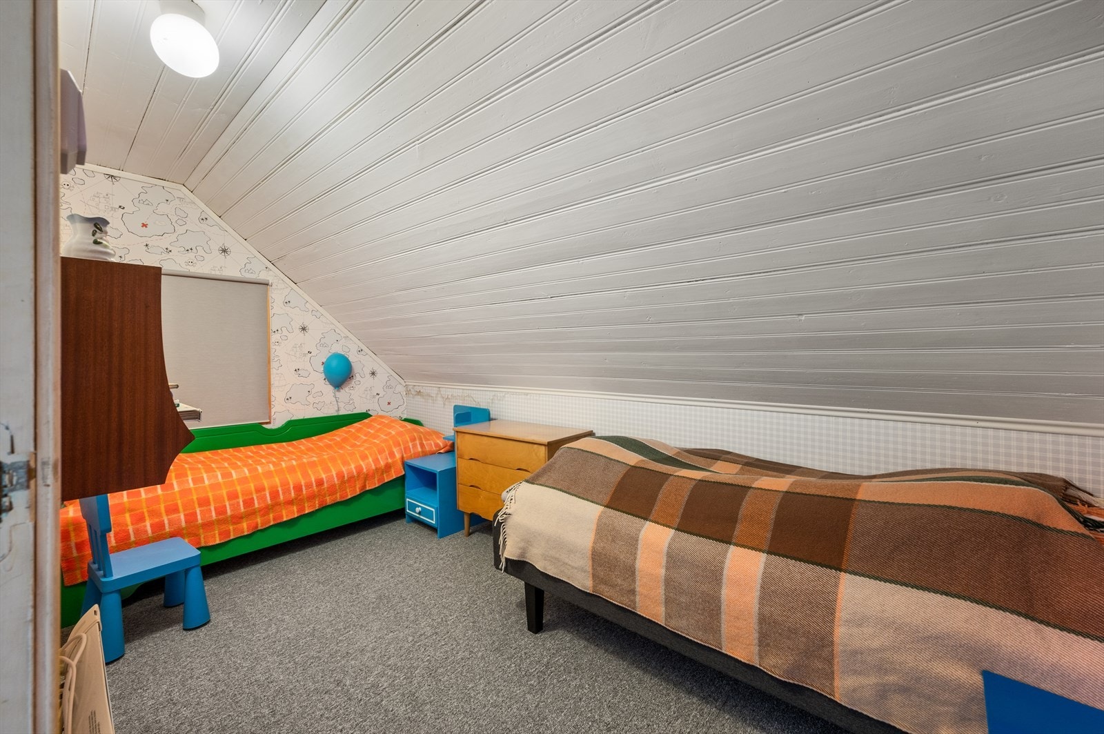 Fra hovedsoverommet er det dør inn til et kammers, som i dag er innredet som soverom. Galleribilde