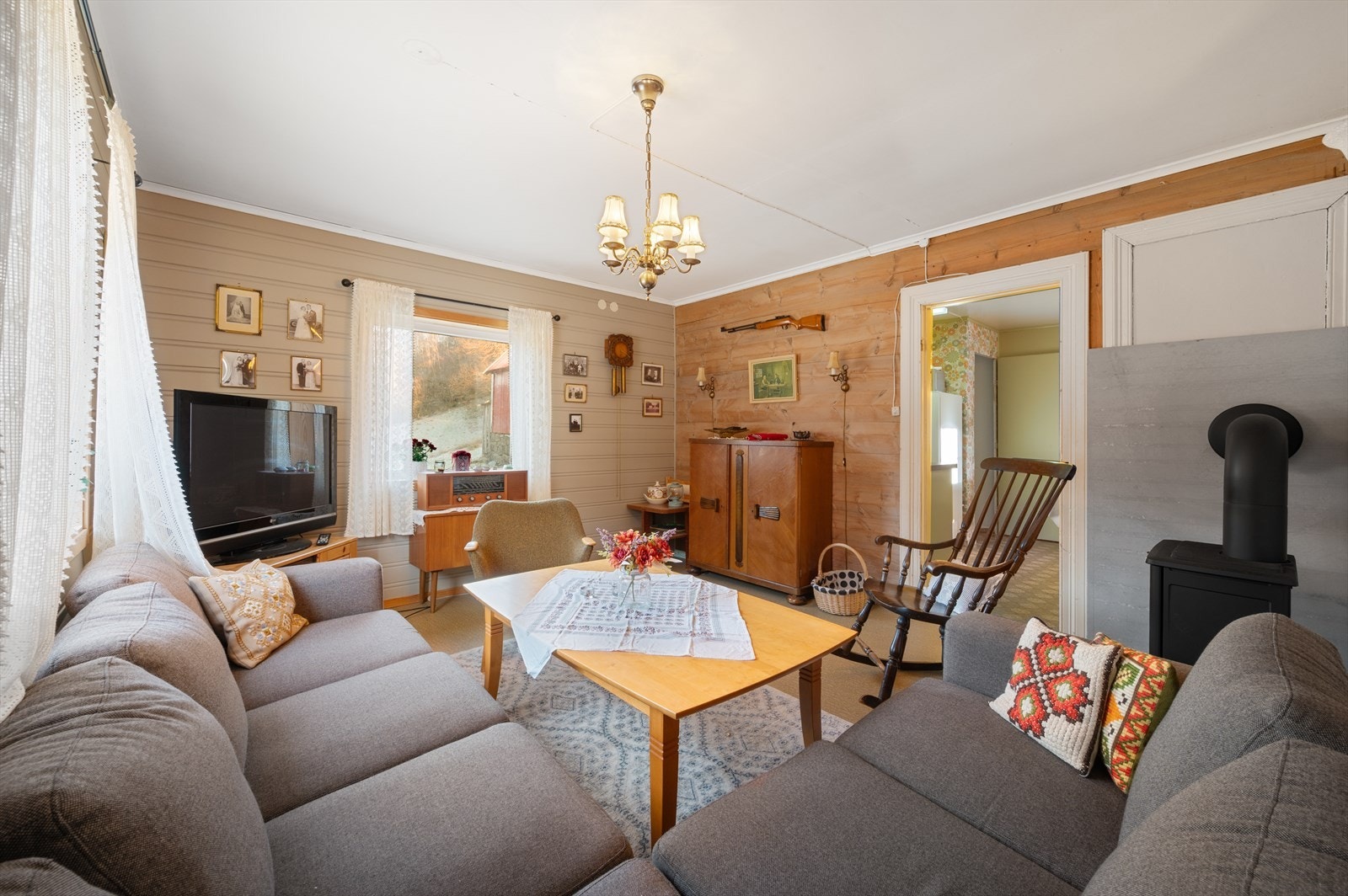 Den andre stuen passer også fint som en spisestue med god plass til stort spisebord. Galleribilde