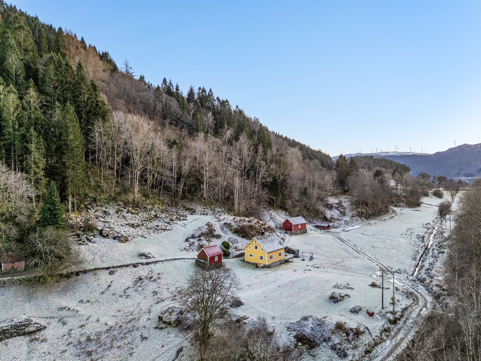Med eiendommen følger det jaktrettigheter som deles med naboeiendommene - Ta kontakt for mer info. Galleribilde