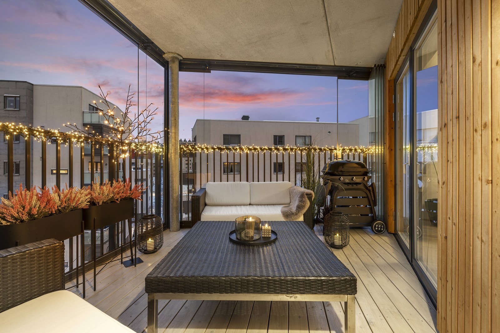 Balkongen har god plass til både sittegruppe og grill, og er utstyrt med belysning. Galleribilde