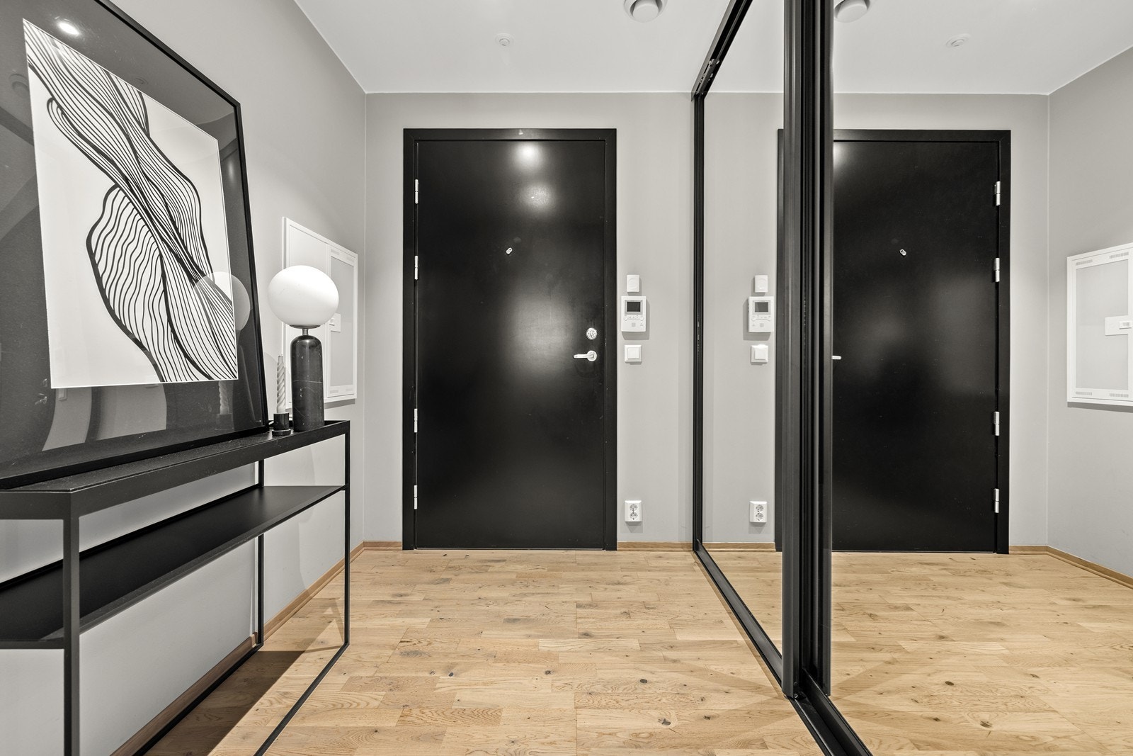 Entréen har en stor skyvedørsgarderobe med speilfronter som gir gode oppbevaringsmuligheter. Galleribilde