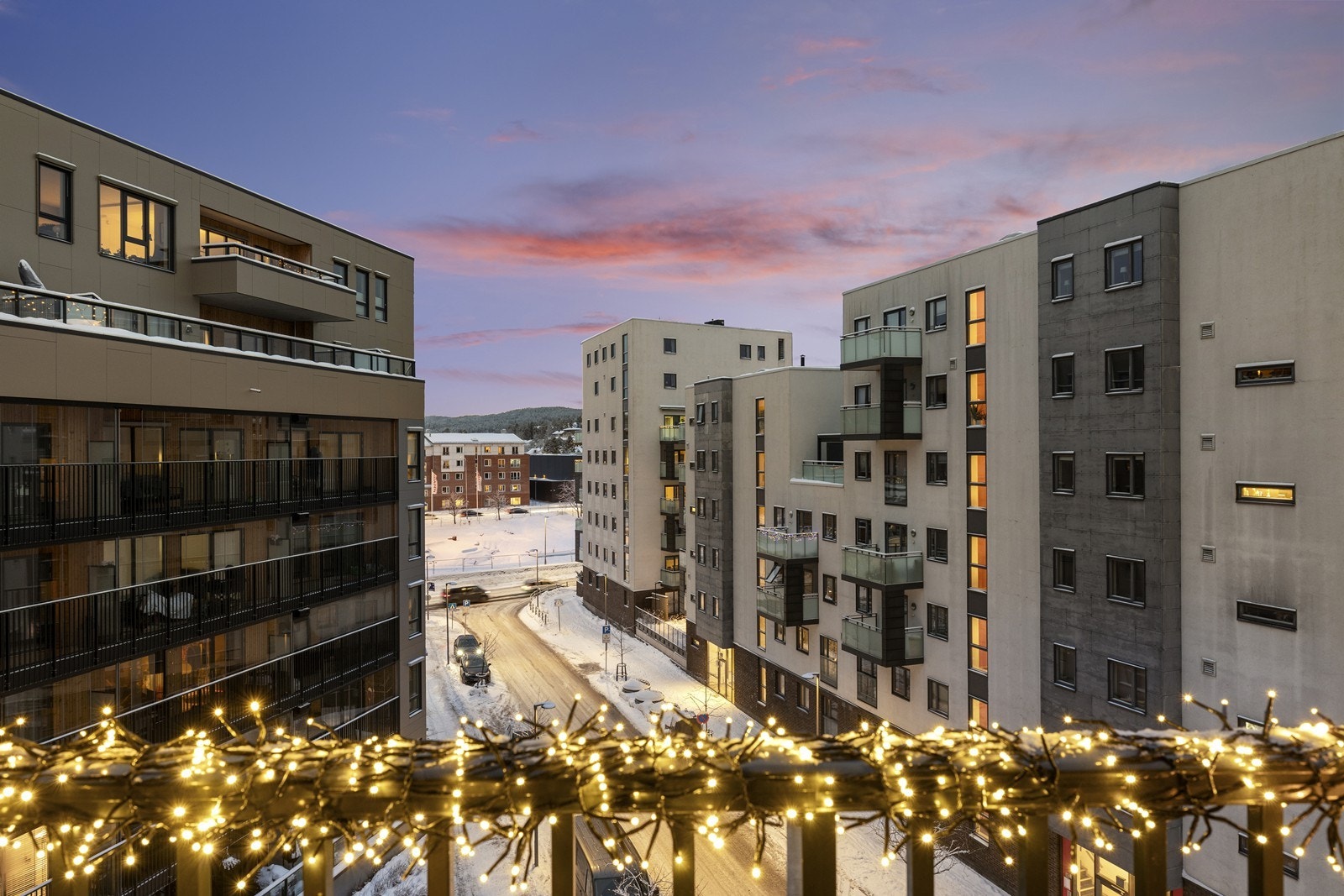 Fra balkongen er det en åpen utsikt over det omkringliggende boligområdet. Galleribilde