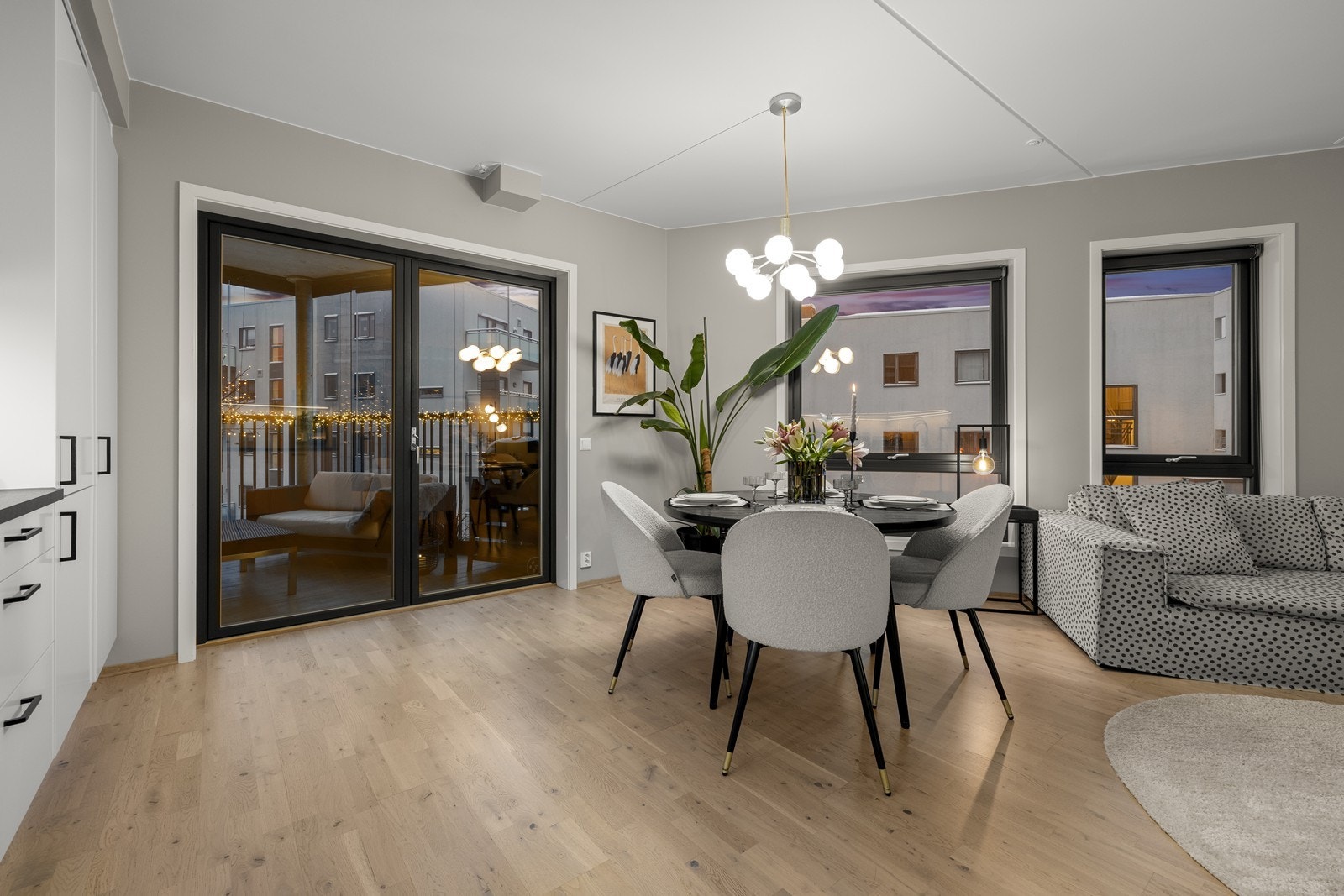 Spiseplassen er et naturlig samlingspunkt, med direkte utgang til den innglassede balkongen. Galleribilde