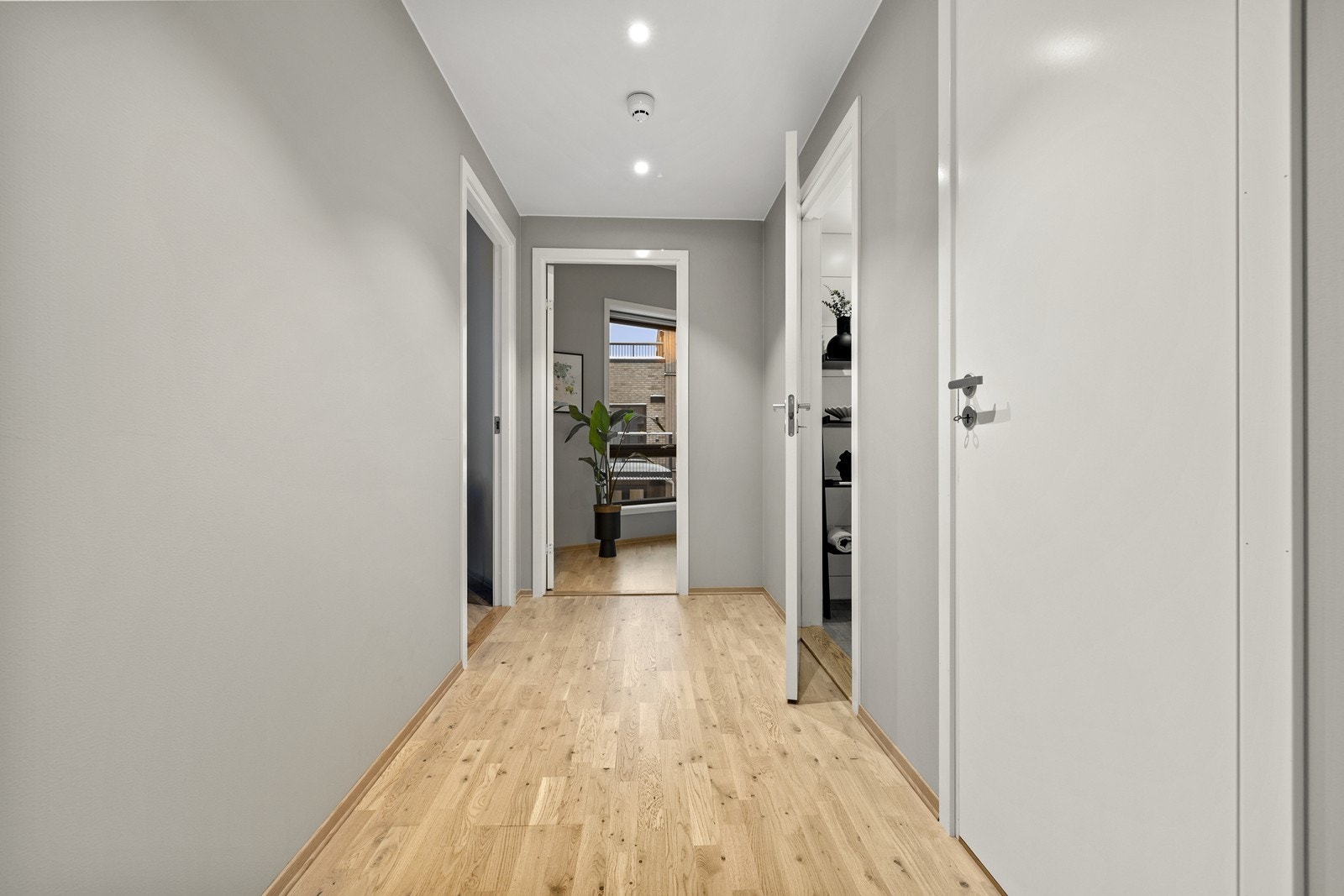 Gangen fordeler tilkomst til soverom og bad, og skiller den private sonen fra oppholdsrommet. Galleribilde