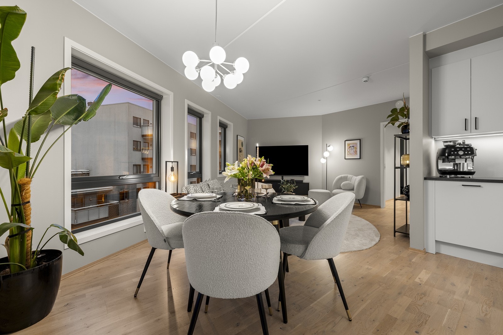 Den åpne planløsningen binder sammen kjøkken, spisestue og stue på en elegant måte. Galleribilde