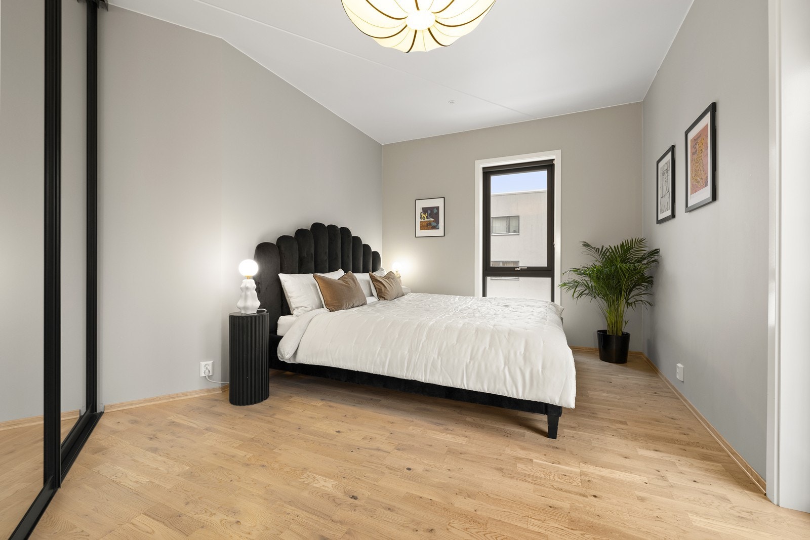 Hovedsoverommet er romslig, med god plass til dobbeltseng og tilhørende møblement. Galleribilde