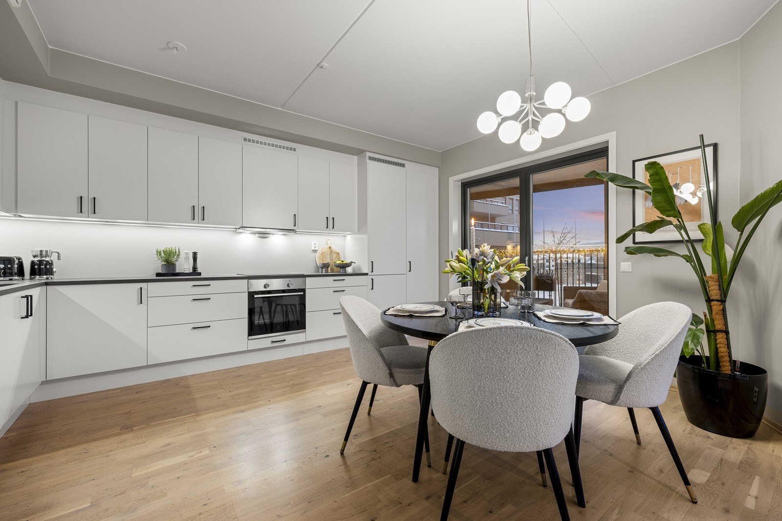 Rikelig med skap- og benkeplass gjør kjøkkenet både funksjonelt og oversiktlig. Galleribilde