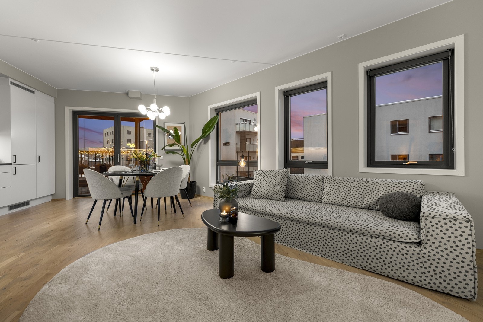 Stue og kjøkken i åpen løsning gir en sosial og luftig atmosfære. Galleribilde