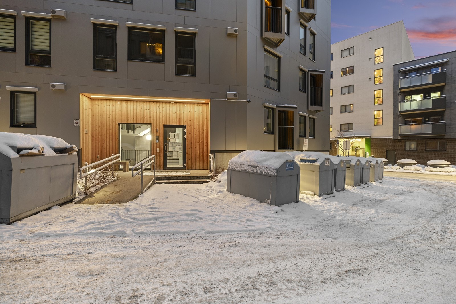 Bygget har et moderne og innbydende inngangsparti med heisadkomst til etasjene. Galleribilde