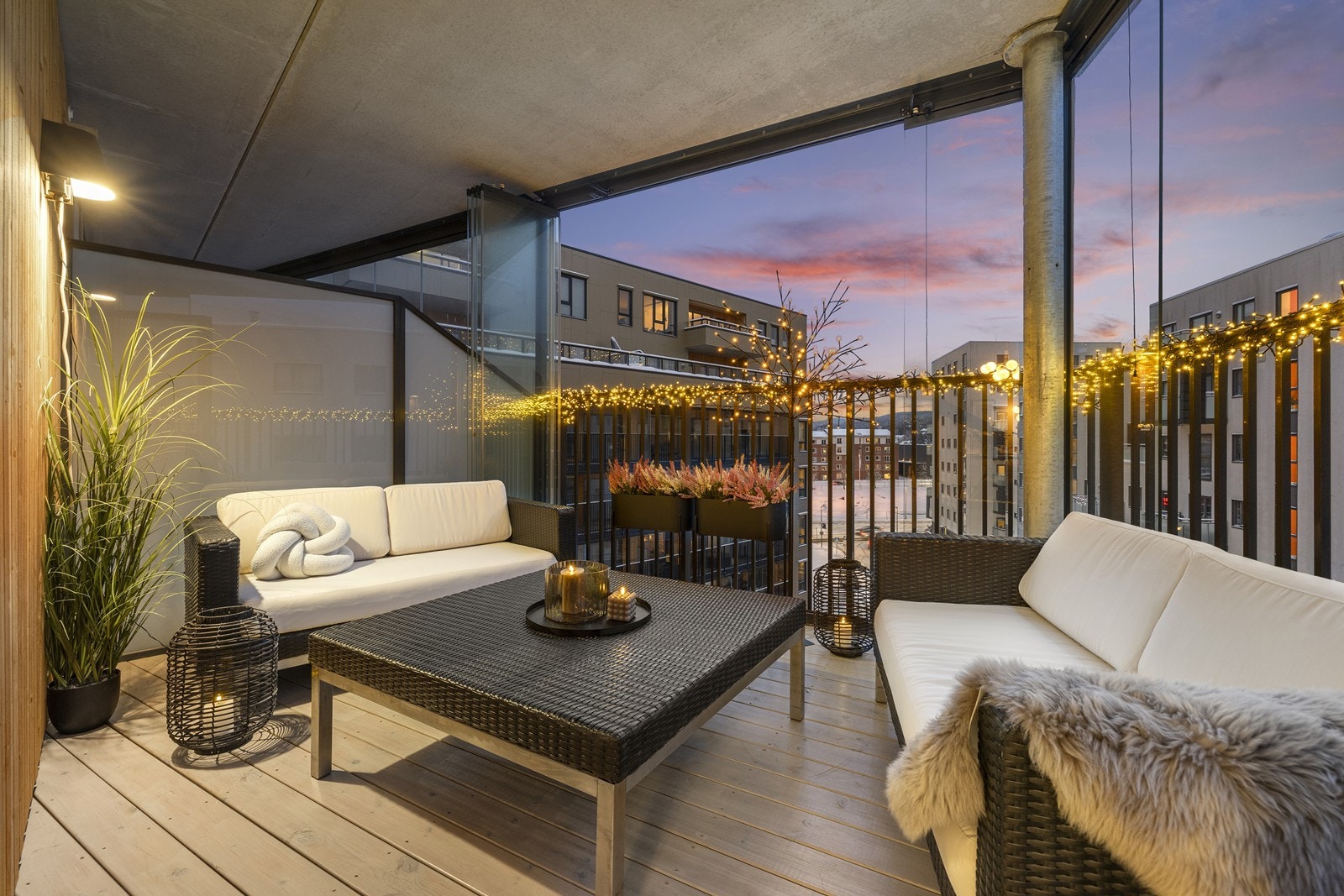 Den romslige, innglassede balkongen fungerer som en forlengelse av stuen store deler av året. Galleribilde